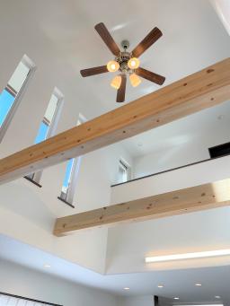 吹き抜けがリビングに光を沢山取り込んでくれます