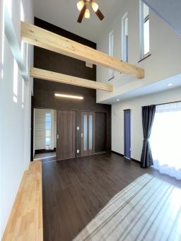 キッチン側から望むリビング。玄関の横には収納スペースもあります。