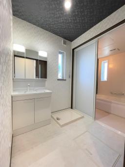 洗面所は明るいホワイトカラーに。