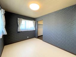 こちらの洋室は天井にもアクセントを。