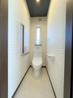 レンガ調のトイレは雰囲気が変わります。