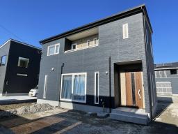 ネイビーの外壁とホワイトの窓枠は、人気のスタイリッシュカラーです。