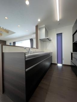 キッチンはダークカラーでまとめました。