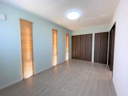 こちらも水色のアクセントクロスで華やかに