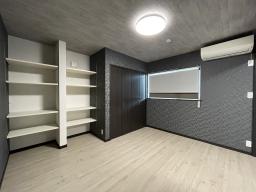 趣味のお部屋には収納スペースを多めに確保。好きなものをディスプレイして眺められます♪