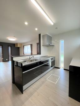 シンプルなキッチン。すっきり見えていいですね。