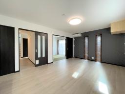 グレーのアクセントクロスが効いています。神棚も取り付けました。