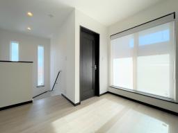 2階廊下も広々と、明るく。白いロールスクリーンが爽やか。