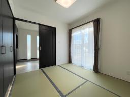 玄関とリビングをつなぐ和室には、光がたくさん射し込みます。