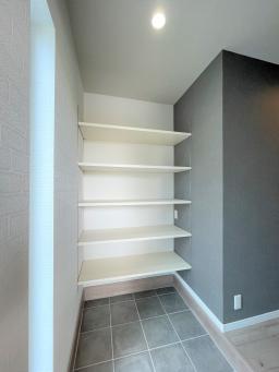 玄関内部、収納スペース。