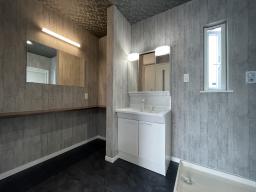 洗面室には別途カウンターを設置。家族で使っても余裕たっぷりです。