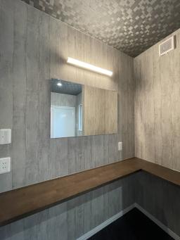 大きな鏡の独立メイクスペース。自分を磨く時間がさらに楽しくなりそうです♪