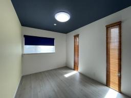 イエローのアクセントクロスは気分が上がります。