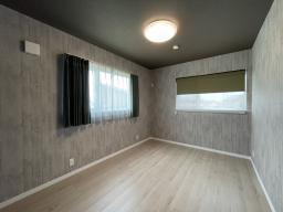 寝室はキッチン同様、グリーンをアクセントに。