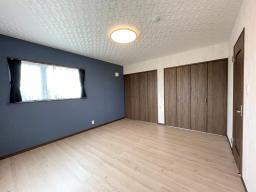 寝室はネイビー、木目調などクロスで遊び心を演出。