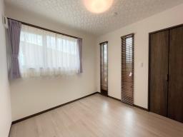 床・収納扉・ブラインドと相性◎のラベンダーのカーテンが映えます。