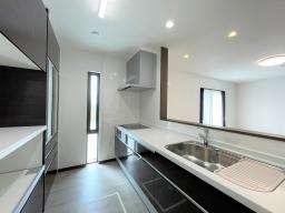 広々と快適なキッチンです。