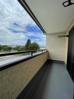 バルコニーからの眺め。ここに椅子とテーブルを置いてもいいですね♪