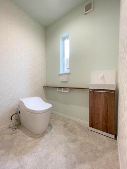 手洗い台付きの広々トイレ