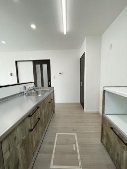 キッチンは木目調に