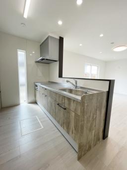 笠木（カウンター部分）のブラックがアクセントになっています